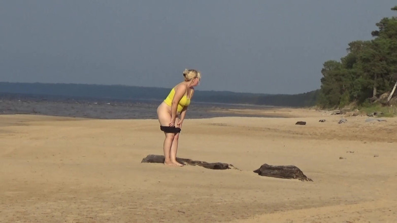 RedRoseRus: Mini Şortlu Büyük Popo - Sahilde Yürüyüş.