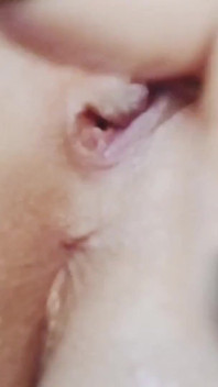 Real amateur jugando con su culo y su coño desordenado