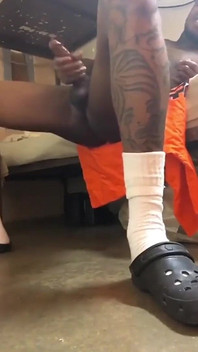 Accarezzo il mio cazzo duro gemendo e sborrando forte