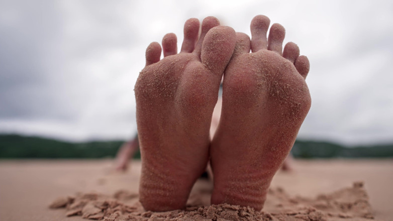 Karneli Bandi: Aanbid mijn voeten op een openbaar strand en krijg mijn...