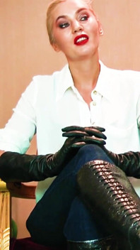 Ballbusting femdom hry