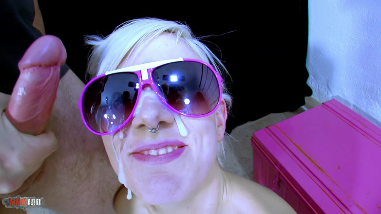 MMM100: Getatoeëerde teef hard geneukt door een oude perverseling