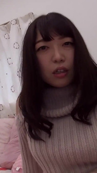 Axilas sudorosas, bragas malolientas, pies húmedos ... Yuka Asami quiere que respiros lo que atrapa en los doble de su piel