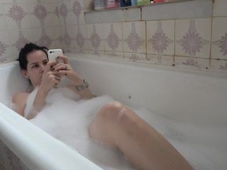 Anna Sky: 热辣熟女anna洗澡并展示她的脚