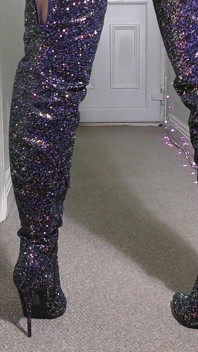 穿着高跟鞋的裸体年轻英国女郎