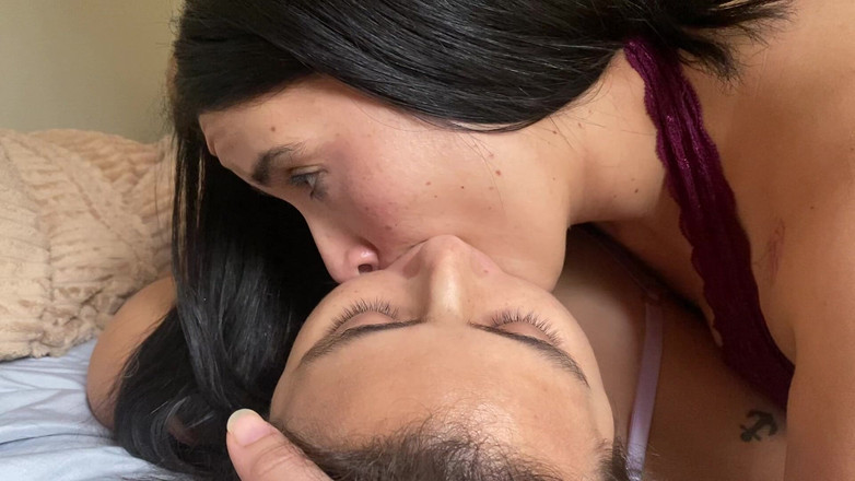 zoemelissa: I Suck a Lesbian’s Huge Tongue, She Fucks Me Deep...