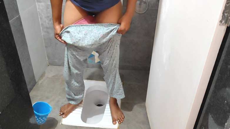 Sexy Komal: Komal đã đi cùng anh ta vào phòng tắm để đi tiểu.