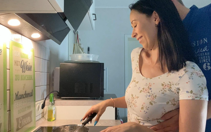 RonyaRabe: ¡En mí eyaculó en la cocina espontánea!
