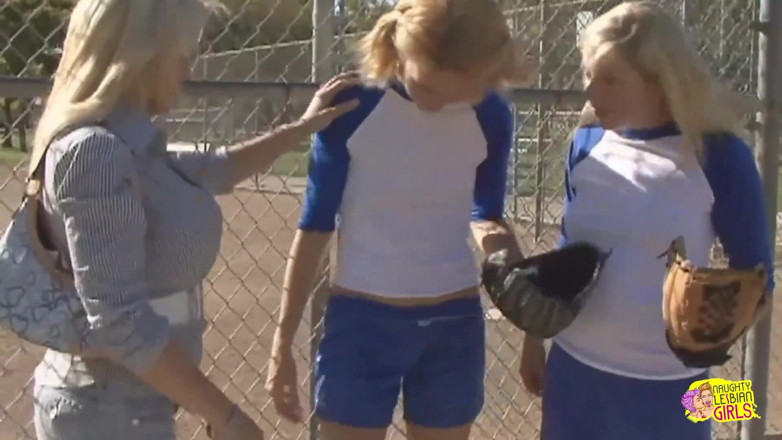 Naughty Lesbian Girls: Le ragazze da baseball vengono sedotte e rimorchiate dalla lesbica...