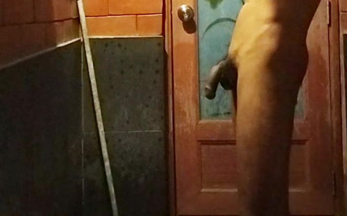 Normai: Молодой мужчина принимает душ, секс