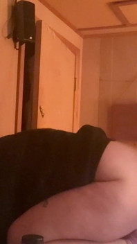 Sledujte, jak ji škádlím v suterénu v mrazáku