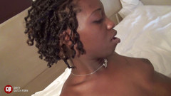 Cumbizz: Gangbang s výstřikem do kundičky ebenové teenagerky od bwc