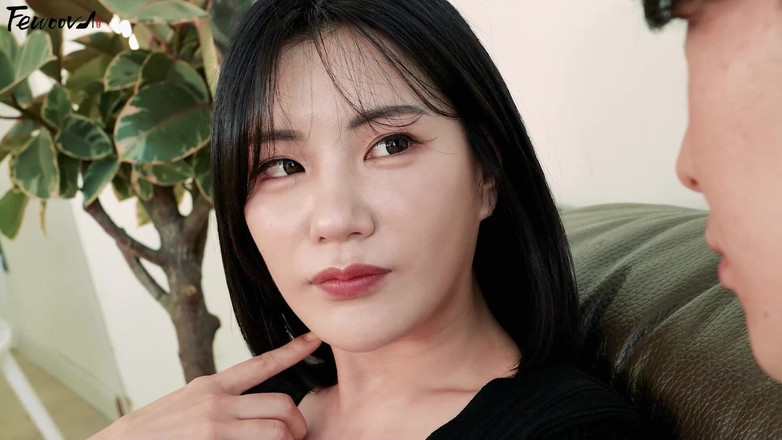 Fewoovcom: Патріотично налаштована подруга, яка просить завагітніти вагінальним уколом в епоху зниження народжуваності