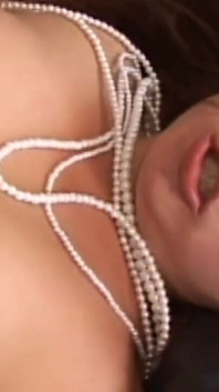 Heißes asiatisches mädchen mit natürlichen titten liebt es, wie eine schlampe gefickt zu werden und es zu genießen