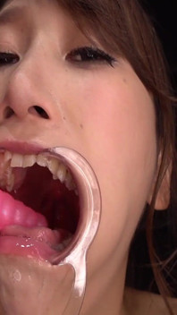 무음실에서 제어와 호흡이 사라지면서 목구멍 깊숙이 재판을 견디는 바운드 호노카