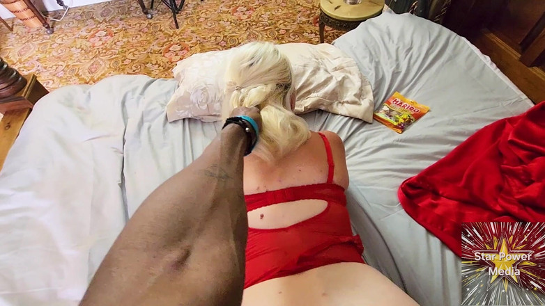 Savvy G: 쪼이는 젖은 보지로 발목을 다친 Mel Nurses - 핫한 부상 섹스!