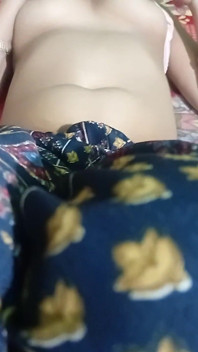 sundar bhaartiy desi bhaabhi apne stan dikha rahi hai aur chudaee kar rahi hai