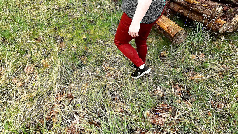 Bouncy Tits Action: Cewek sange ini lagi asik ngentot memeknya habis-habisan di hutan