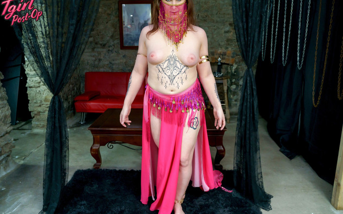 Tgirl Post-Op: Kırmızı kajira ile İngiliz dildo sikişi