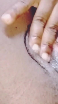 La lesbica beccata a sditalinarsi