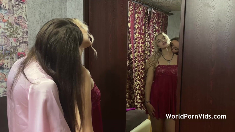 Selected worldwide porn: Oda arkadaşı kızlar birbirlerine derin orgazm oluyor