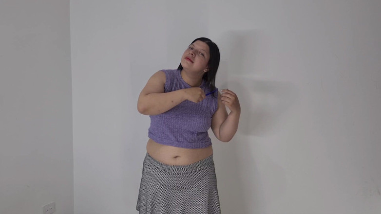 Alice H: Ćwiczenia rozciągające i czesanie włosów