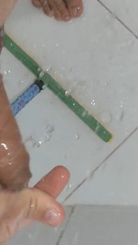 Limpiando La Polla Sucia De Semen aún Bombeada.
