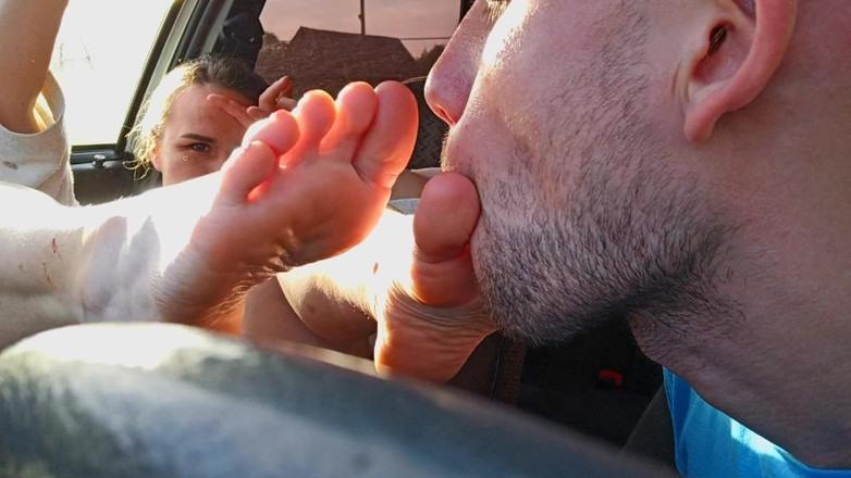 FoxyAndZaz: The taxi driver licks the feet of a blonde in...