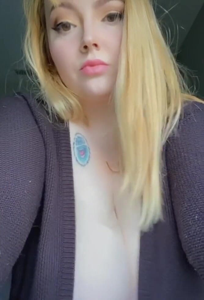 Hunnybrat: Cikgu montel dengan belahan payudara besar