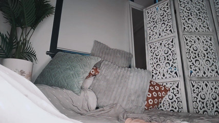 annikarain: 악마에게 포즈를 취하는 Bratty 대학생