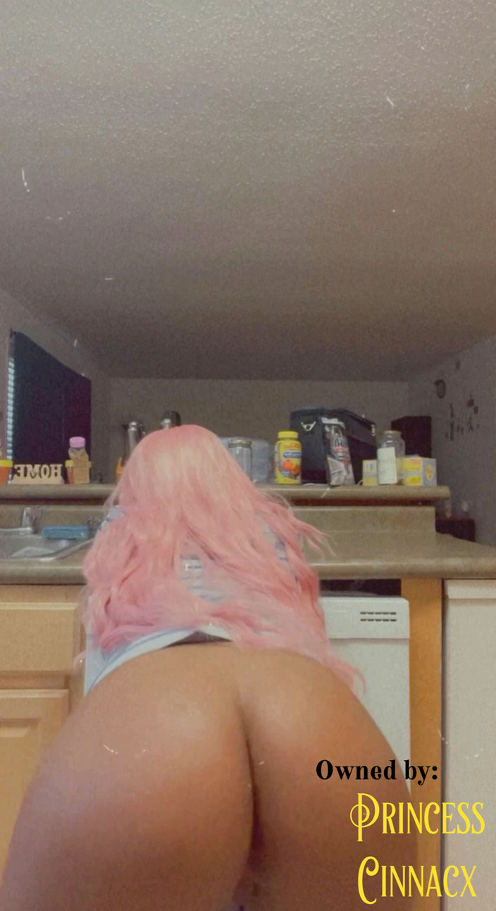 Noami Young: Watch me twerk without panties in my kitchen