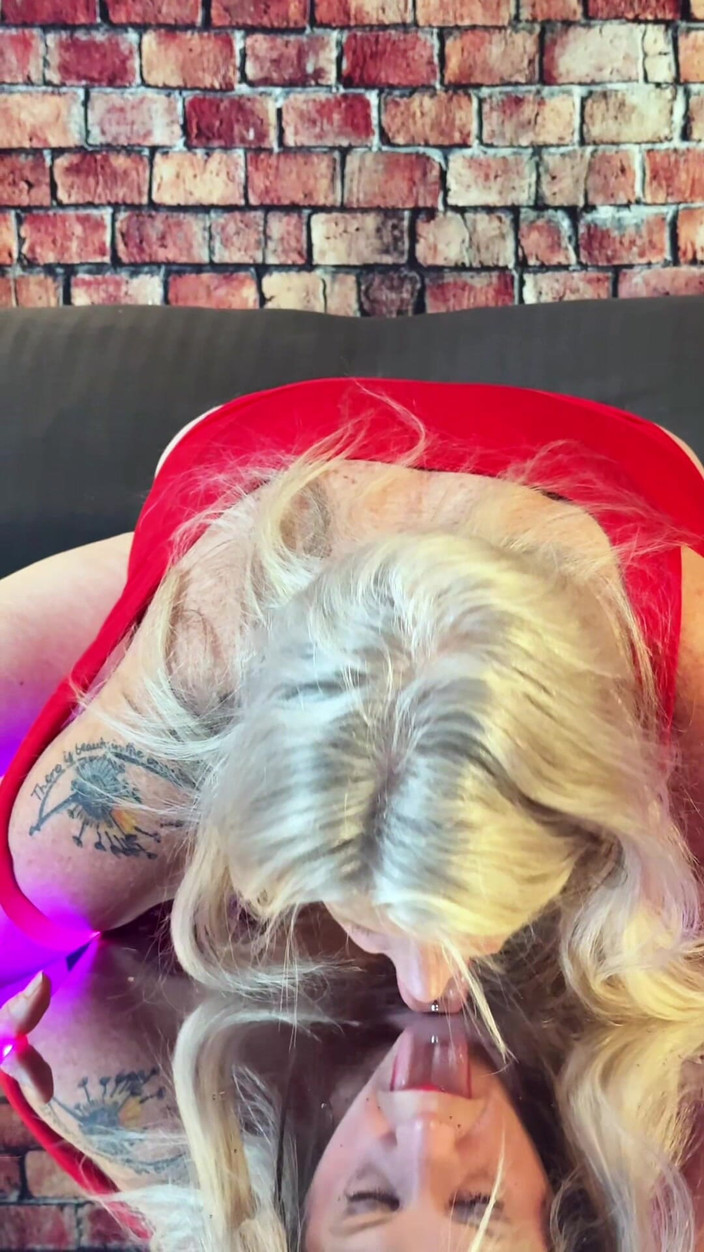 Alice Harlot: Yeni kameralı adam asılabilir mi görüyorum 2 oyuncaktan yardımla fışkırtıyor