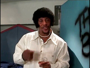 Hot and Wet: बड़े स्तनों और काले बाल वाली रिवर्स काउगर्ल शैली में बड़े काले लंड की सवारी करती है