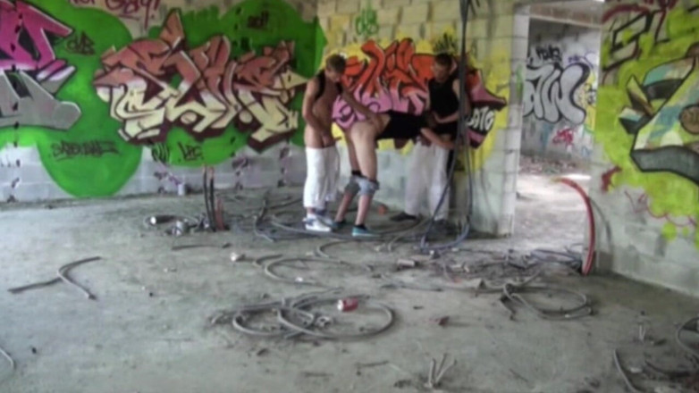 Crunch Boy: Gay fucked by 2 tops in exhib outdoor place