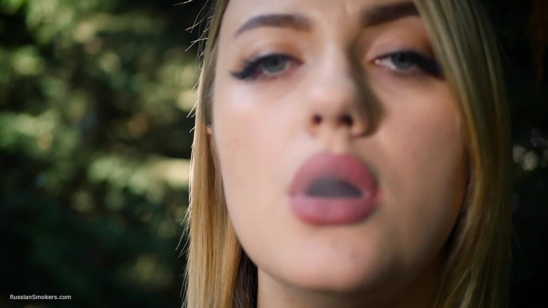 Russian Smokers: Горячая Крошка-блондинка Курит Одну Черную Сигарету На Природе