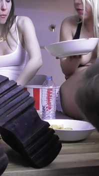 Duas garotas atraentes mostram misericórdia para um cara com tesão