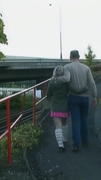 Une ado sexy se fait mouiller la chatte et baiser par une énorme bite au côté de la rue
