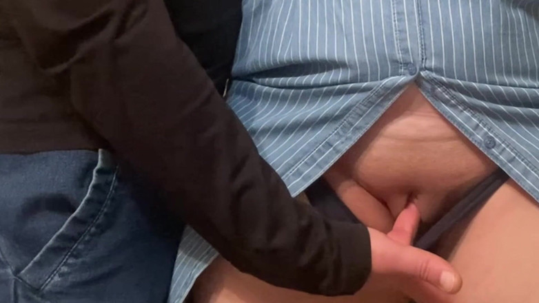 Niki studio: Omg！一个陌生人在地铁上抚摸他的鸡巴并抚摸我的阴户！