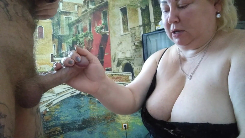 Zona901: Mother-in-law sucks cock in the kitchen