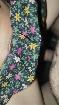 Fickte ihre enge muschi mit einem dicken schwanz, reibte ihren kitzler