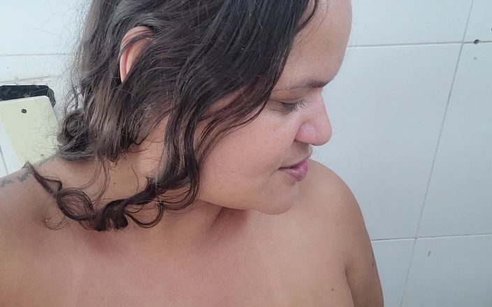 Paty Bumbum: 我把硅胶鸡巴放在我的阴户里