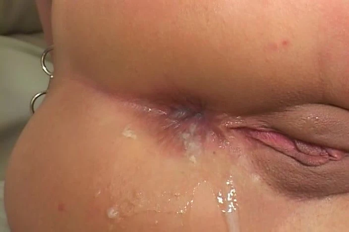 Hefburg: Nadia Nice |球深深插入她的菊花！