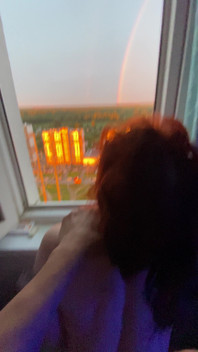 L’arc-en-ciel brille dans le ciel, et je profite du sexe avec une femme rousse