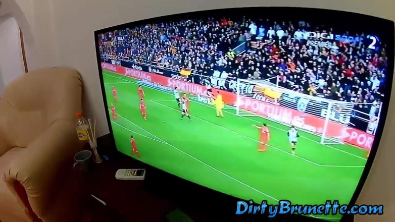 Dirty Brunette: Mannen ber frun om en kaffe och knulla henne medan...