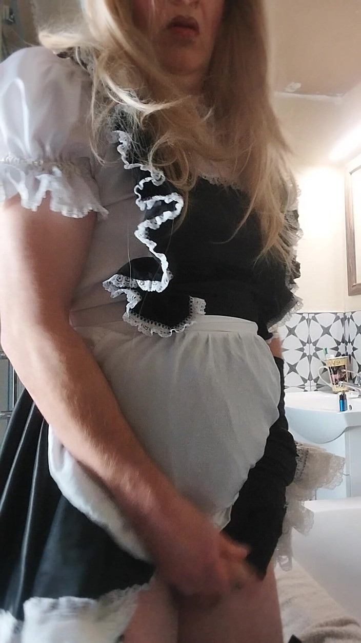 Cindy Belfast: Naughty Sissy-maid Cums on Duty