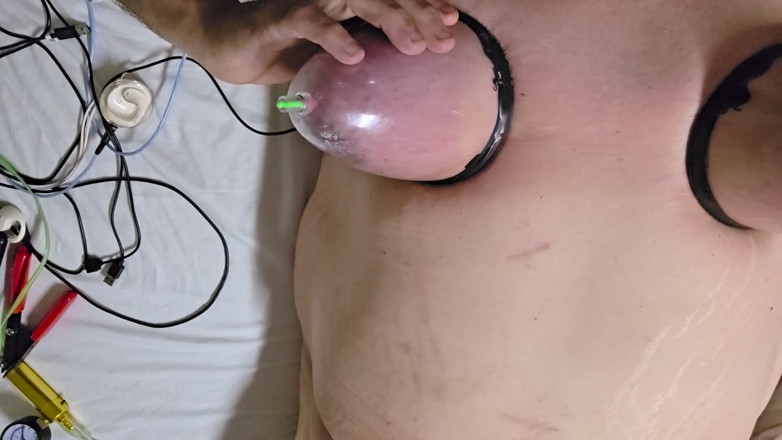 SissyHucow171: Le mammelle grasse e cadenti di sissy vengono pompate
