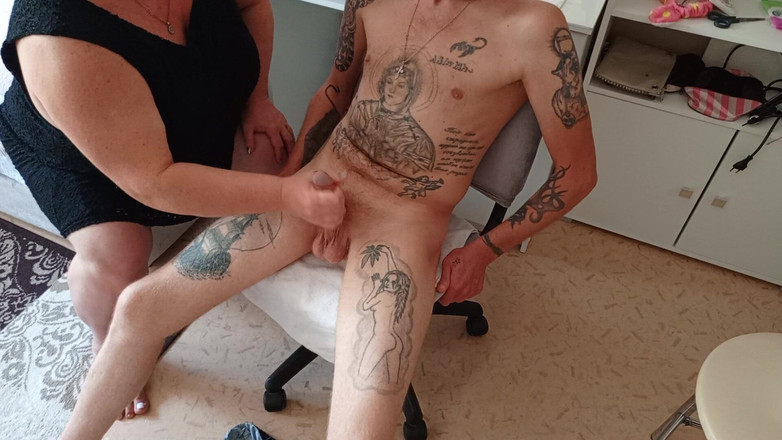 Zona901: Moje macecha viděla, že si honím a začala mě sama masturbovat,...