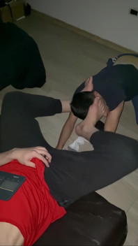 Yerini biliyor. Ona her iyi itaatkarların ayaklarımda olması gereken yerden başlamasını sağlıyorum