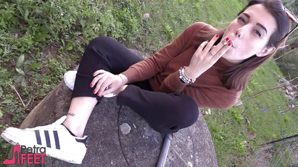 Smokin Fetish: Schönheits-teen im freien rauchen