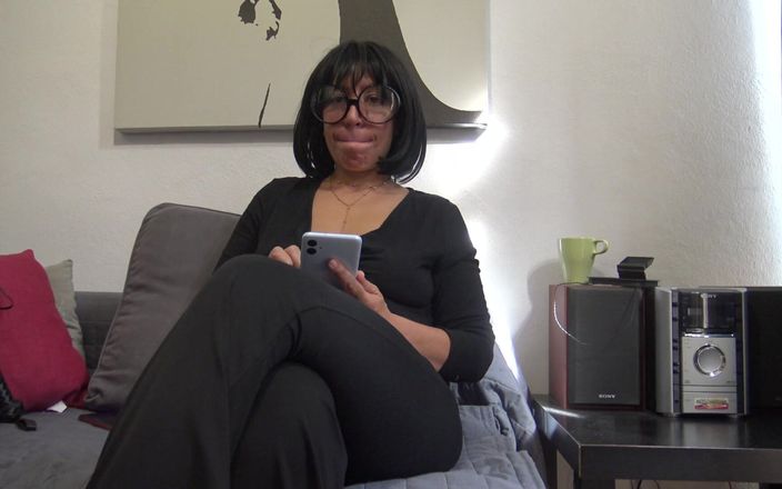 Stepmom Susan: 継母は、彼女の義理の息子が彼女の前で自慰行為を始めたとき、ショックを受けています